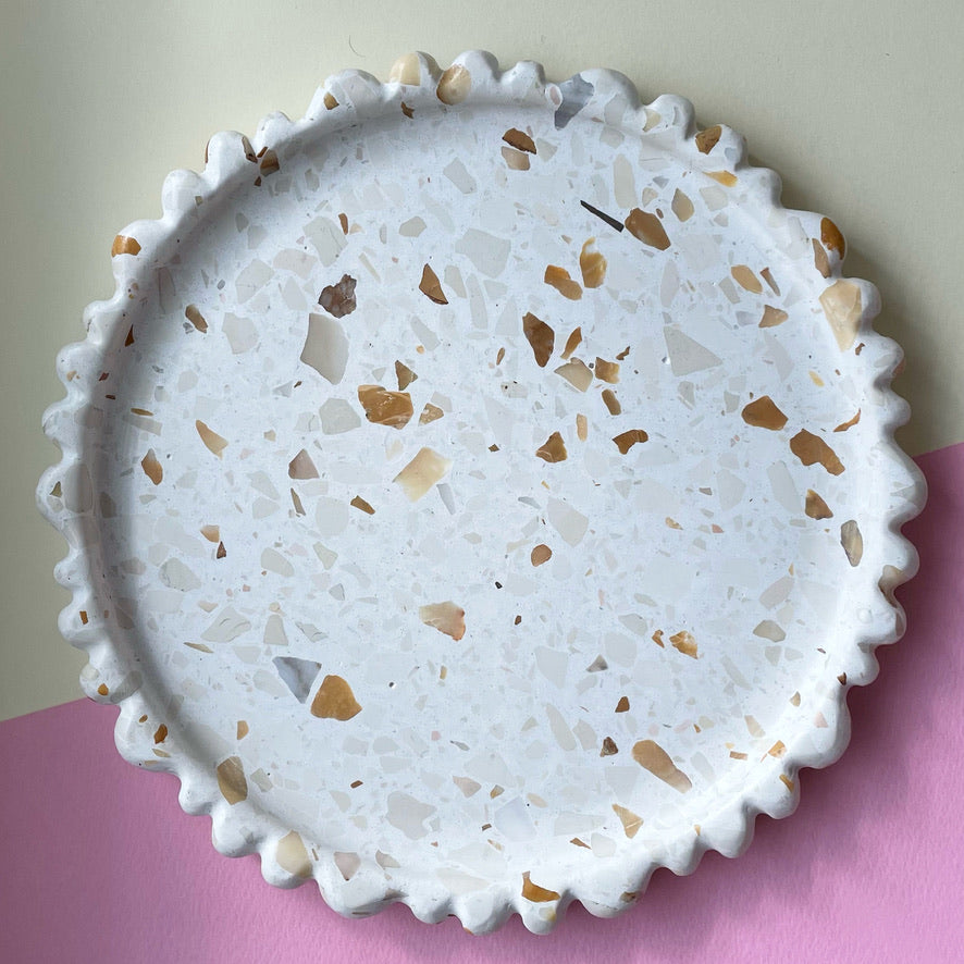 Flat tray - scalloped